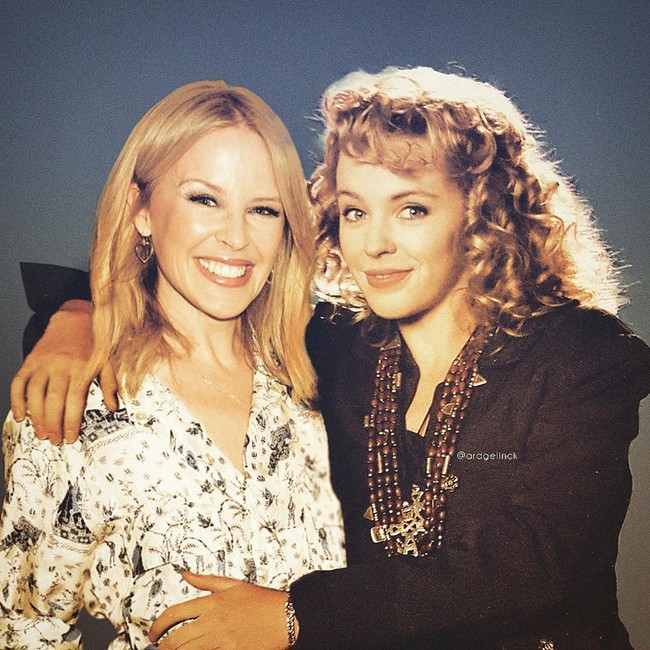 Disandingkan dengan foto mudanya, Kylie Minogue tampak masih menawan. Foto: Instagram @ardgelinck