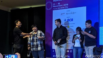 Tak sampai di situ, mereka ditantang untuk barter sepatu yang dikenakan dengan yang akan diberi oleh detikcom. (Agus Tri Haryanto/detikcom)