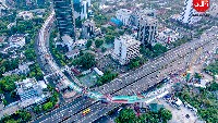 Mengutip Instagram Adhi Karya, jembatan lengkung bentang panjang Kuningan telah meraih dua rekor MURI, yakni Jembatan Kereta Box Beton Lengkung dengan Bentang Terpanjang di Indonesia dan Rekor Pengujian Axial Static Loading Test pada Pondasi Bored Pile dengan beban terbesar di Indonesia. Pool/PT Adhi Karya (Persero) Tbk.