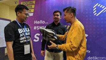 Pada akhirnya, detikcom mengembalikan sepatu yang dipertaruhkannya. (Agus Tri Haryanto/detikcom)