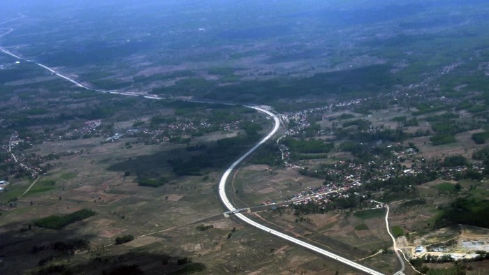 Foto udara ruas Jalan Tol Trans Sumatera (JTTS) dikawasan Provinsi Lampung, Lampung, Jumat (15/11/2019). Jalan tol Terbanggi Besar - Pematang Panggang - Kayu Agung yang peresmiannya dilakukan oleh Presiden Joko Widodo merupakan jalan tol terpanjang yang ada di Indonesia dengan total panjang mencapai 189 km. ANTARA FOTO/Muhammad Iqbal/nz
