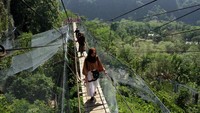 Pengunjung menikmati pemandangan alam di kawasan Taman Nasional Bantimurung Bulusaraung (TN Babul) di Maros, Sulawesi Selatan, Sabtu (16/11/2019). ANTARA FOTO/Arnas Padda.