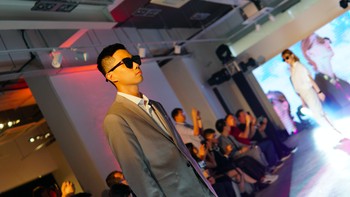 Berbagai fitur canggih pada perangkat terkoneksi dipamerkan Huawei dalam sebuah pertunjukan catwalk teatrikal #HuaweiWearables #TechMetsFashion. Foto: Huawei