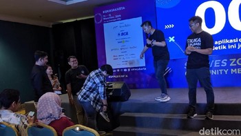 Awalnya ia bersama peserta lainnya menenteng sepatu sebelah kanan ke atas panggung. (Agus Tri Haryanto/detikcom)