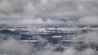 Operator layanan listrik Enedis menyatakan, 300 ribu rumah tanpa aliran listrik pada Jumat (15/11), khususnya di Drome, Ardeche, Isere dan Rhone, yang termasuk kota-kota Lyon dan Grenoble. (Foto: AP)