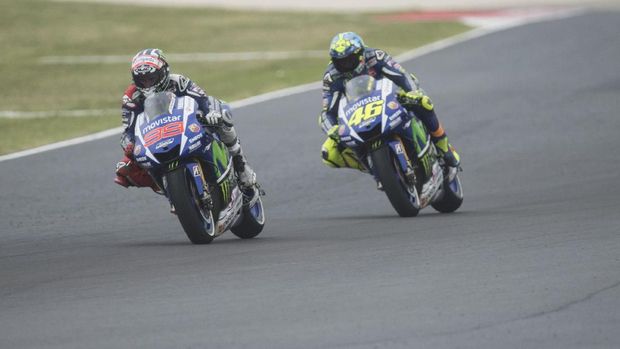 MISANO ADRIATICO, ITALY - SEPTEMBER 13:  Jorge Lorenzo of Spain and Movistar Yamaha MotoGP leads Valentino Rossi of Italy and Movistar Yamaha MotoGP in the MotoGP World Championship race during the San Marino GP at Misano World Circuit on September 13, 2015 in Misano Adriatico, Italy.  (Photo by Mirco Lazzari gp/Getty Images)