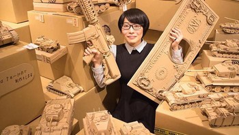 Dalam menghasilkan karya seni, ia menggunakan bahan kardus alias kertas karton. Foto: Instagram/monamincb