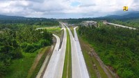 Pembangunan jalan Tol Manado-Bitung sepanjang 39,9 km. Pembangunan ruas tol ini merupakan bagian dari proyek strategis nasional (PSN) bertujuan untuk  mengurangi biaya logistik bebrapa produk ekspor yang melalui Pelabuhan Internasional Bitung. Keberadaan tol ini juga akan mendukung pengembangan Kawasan Ekonomi Khusus (KEK) Bitung.Foto: Dok. Kementerian PUPR