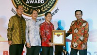 Head of Jakarta Branch Office Amar Bank Sendy Dea berfoto bersama Founder Warta Ekonomi Fadel Muhammad usai acara penyerahan penghargaan tersebut. Foto: dok. Amar Bank