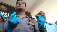 Pistol kaliber 9 milimeter itu bernomor K4266, teregister oleh Kapolda Jabar, nomor B/690/XI/2017 Dit Intelkam. Berikut buku kempilikannya, kata Kapolres Majalengka AKBP Mariyono kepada awak media di Mapolres Majalengka, Jawa Barat, Sabtu (16/11/2019).