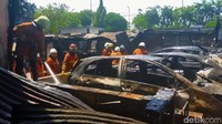 Akibat kebakaran ini, 10 unit mobil hangus terbakar.