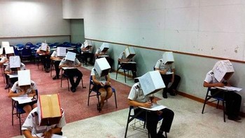 Masing-masing murid pakai helm dari kardus. (Foto: Boredpanda)