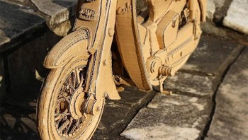 Mampu menghasilkan karya yang detail, ia menggunakan alat-alat pendukung yang terbilang sederhana seperti gunting, cutter kardus, lem, selotip, serta penggaris. Foto: Instagram/monamincb