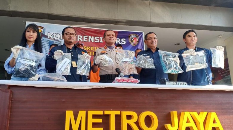 Cairan Kimia yang Disiramkan Pelaku Teror di Jakbar Ternyata Soda Api Cairan Kimia yang Disiramkan Pelaku Teror di Jakbar Ternyata Soda Api