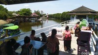 Ada tempat makan yang dibangun di atas jembatan yang berada di atas miniatur Laut Jawa dan pastinya instagramable (Foto: Angling Adhitya Purbaya/detikcom)
