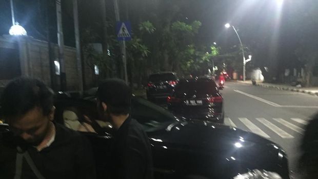 Mobil di rumah Airlangga dievakuasi