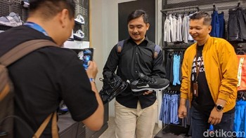 Mulanya Alam bingung untuk memilih sepatu ketika ia diburu waktu dan banyak varian. (Agus Tri Haryanto/detikcom)