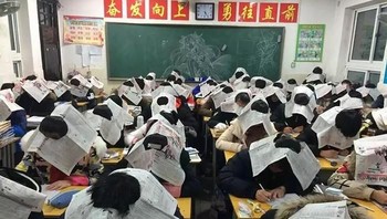 Pakai koran anti mencontek. (Foto: Boredpanda)