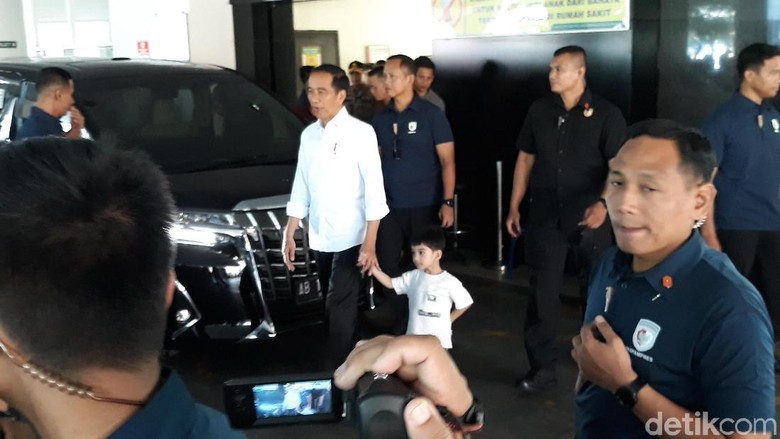 Tinggalkan RS PKU Solo, Jokowi dan Jan Ethes Bagikan Kaus Tinggalkan RS PKU Solo, Jokowi dan Jan Ethes Bagikan Kaus