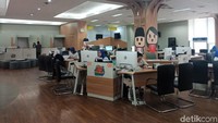 Gedung tiga lantai yang terletak di Jalan HR Rasuna Said, Jakarta Selatan ini memberikan berbagai layanan. Contohnya di lantai 1 ini terdiri atas information center, lobi resepsionis, ATM, counter pelayanan, layanan difabel, self service counter, layanan ekspress, dan loket pengambilan (Putu Intan/detikcom)