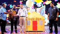 Hadir dalam acara Plt. Direktur Utama PT Bank Tabungan Negara (Persero) Tbk. Oni Febriarto bersama Komisaris Bank BTN Lucky F. Aziz (kiri) dan Direktur Bank BTN Budi Satria (kanan) berbincang dengan Wakil Menteri Kementerian Pekerjaan Umum dan Perumahan Rakyat Jhon Wempi Wetipo (kedua kiri) saat meninjau  stand usai membuka pameran properti tahunan Bank BTN. Foto: dok. Bank BTN