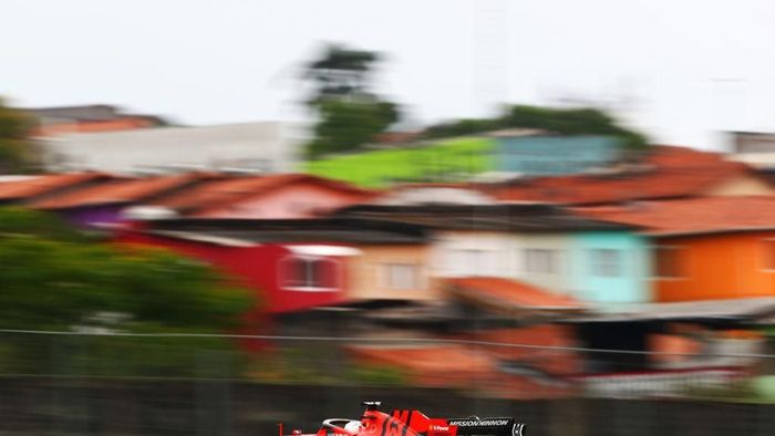 Sebastian Vettel merebut posisi teratas FP2 GP Brasil. (Foto: Dan Istitene/Getty Images) Sebastian Vettel merebut posisi teratas FP2 GP Brasil. (Foto: Dan Istitene/Getty Images)