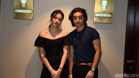 Mawar tampil cantik dengan atasan sabrina sementara Bryan tampil kasual dengan kaos hitam. Foto: (Noel/detikcom)