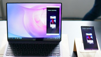 Lebih sering di rumah bukan berarti tidak banyak pekerjaan yang dilakukan. Buat kalian yang bekerja dari rumah atau dari mana saja, semua perangkat ini dibutuhkan untuk membantu kalian tetap terkoneksi, tetap bisa bekerja, sambil mengurus hal lain untuk keluarga. Foto: Huawei