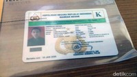 Ada juga kartu izin penggunaan senjata dari kepolisian hingga 2020, dan hasil visum korban.