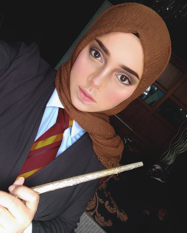 Sedangkan untuk tampilan Hermione, Saraswati mengenakan hijab cokelat yang serupa dengan rambut Emma Watson. (Foto: Instagram @queenofluna)