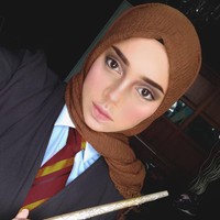 Sedangkan untuk tampilan Hermione, Saraswati mengenakan hijab cokelat yang serupa dengan rambut Emma Watson. (Foto: Instagram @queenofluna)