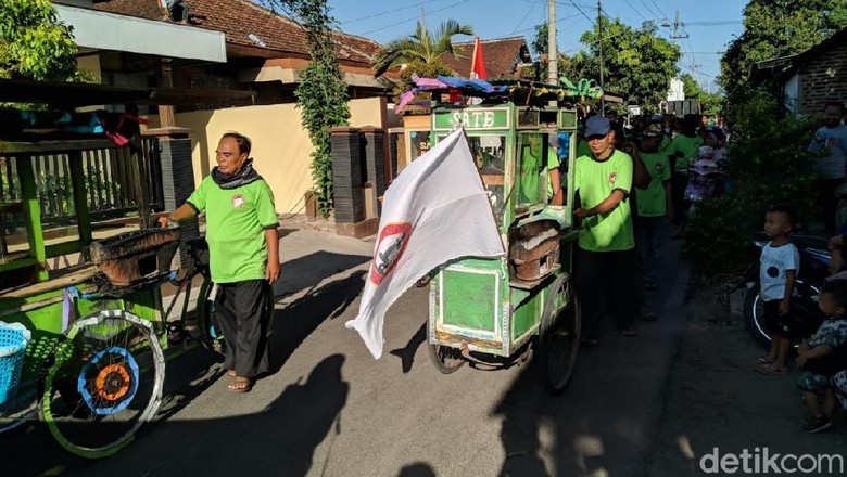 Keseruan Kirab Budaya Alat Membuat Sate Tempo Dulu di Ponorogo Keseruan Kirab Budaya Alat Membuat Sate Tempo Dulu di Ponorogo