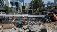 Pekerja menyelesaikan pekerjaan tanggul Banjir Kanal Barat (BKB) Jakarta.