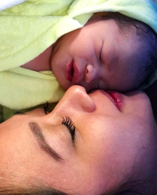 Gista Putri baru saja melahirkan anak pertamanya. Dalam foto yang diunggah di Instagram oleh sang suami Wishnutama, Gista tampil cantik dengan alis yang dirias dan bulu mata cetar. Foto: Instagram