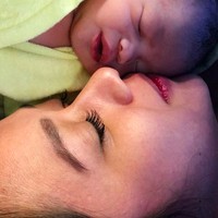 Gista Putri baru saja melahirkan anak pertamanya. Dalam foto yang diunggah di Instagram oleh sang suami Wishnutama, Gista tampil cantik dengan alis yang dirias dan bulu mata cetar. Foto: Instagram