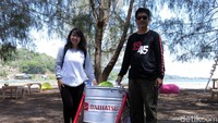 Daihatsu turut menyumbangkan tempat sampah untuk pantai yang banyak ditumbuhi pohon pinus ini.