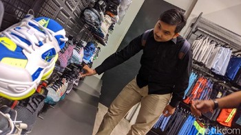 Alam berjalan ke dalam toko sepatu Nike. (Agus Tri Haryanto/detikcom)