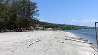 Desa Malaha dikaruniai tanjung yang begitu indah, sehingga penduduk desa membuka tempat wisata Tanjung Malaha. Karakteristik yang tenang dan menawan memang menjadikan Tanjung Malaha pilihan berlibur untuk kelurga.