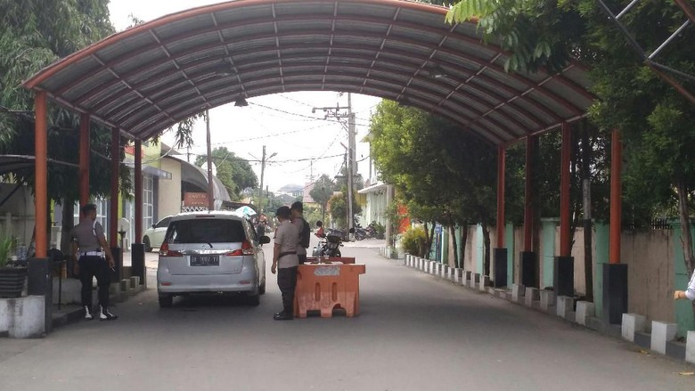 Jelang Kedatangan 2 Jenazah Teroris, Penjagaan RS Bhayangkara Medan Diperketat Jelang Kedatangan 2 Jenazah Teroris, Penjagaan RS Bhayangkara Medan Diperketat