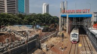Pekerja menyelesaikan pekerjaan tanggul Banjir Kanal Barat (BKB) Jakarta yang beririsan dengan Stasiun BNI City, Sabtu (16/11/2019). 