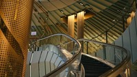 Gedung ini tampil dengan jendela-jendela yang indah, fenestrasi, dan cahaya yang maksimal. Foto: Dok. Starbucks