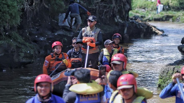 Bima Arya Bareng Ratusan Warga Bogor Bersih-bersih Sungai Ciliwung Bima Arya Bareng Ratusan Warga Bogor Bersih-bersih Sungai Ciliwung