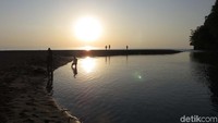 Yang unik, air di sungai terasa dingin dan segar, namun air pantai justru terasa hangat. Jadi, jika wisatawan datang ke Sungai Tamborasi akan mendapatkan dua objek wisata sekaligus, yaitu sungai dan pantai. Tentunya semua bisa dinikmati secara bersamaan.