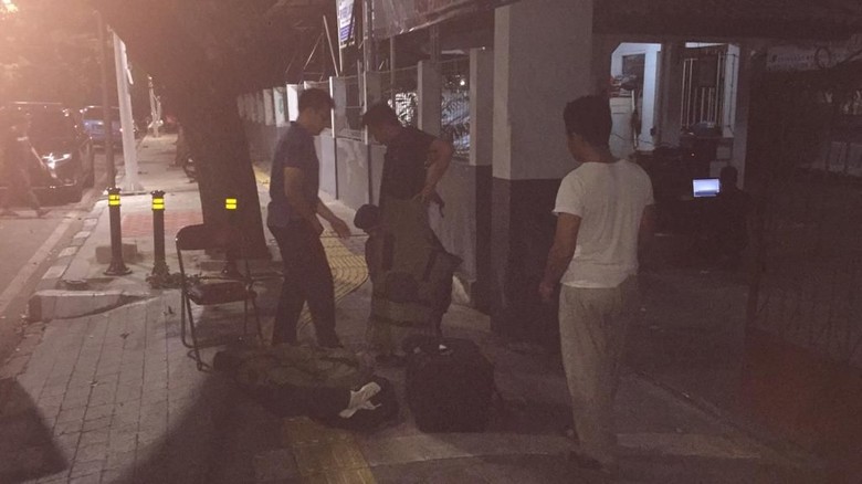 Benda Mencurigakan Ditemukan Depan Rumah Airlangga, Ternyata Isinya Pakaian Benda Mencurigakan Ditemukan Depan Rumah Airlangga, Ternyata Isinya Pakaian