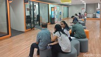 Salah satu layanan yang ramai dikunjungi adalah kantor imigrasi. Di sini masyarakat bisa melakukan penggantian paspor. Layanan ini buka mulai pukul 08.00-15.00 WIB (Putu Intan/detikcom)