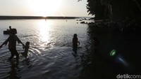 Satu sisi sungai ini dihiasi pepohonan yang rindang, dan sisi lainnya berbatasan langsung dengan pasir dan Pantai Tambosari.