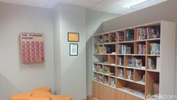 Ruangan di sini juga didesain untuk memberikan kenyamanan bagi masyarakat. Ruangan dilengkapi dengan bangku, pojok pengisian daya ponsel, dan juga perpustakaan mini (Putu Intan/detikcom)