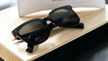 Bukan sembarang kacamata, ini adalah kacamata pintar Huawei hasil kolaborasi dengan brand Gentle Monster. Kacamata ini bisa dipakai untuk menjawab telepon dan mengakses asisten suara lewat mikrofon dan speaker ganda yang dibenamkan di kedua gagangnya. Kacamata ini juga dibekali IP67 tahan debu dan air serta dapat mengisi daya secara nirkabel melalui case atau port USB-C. Foto: Huawei