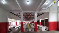 Rekonstruksi dilakukan dengan memanfaatkan struktur beton bertulang dari bangunan eksisting sebelumnya. Perbaikan dilakukan pada rangka atap, penutup atap, meja lapak dengan dilapisi keramik, dan perbaikan lantai. Foto: Dok. Kementerian PUPR