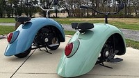 Desain unik terlihat dari motor mungil ini, bayangkan saja satu fender Volkswagen Beetle alias kodok ini diselipkan mesin dan dua roda besar. Foto: Pool (Autoevolution)